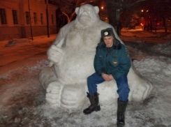 Ледяную скульптуру обезьяны создал пожарный из Новочеркасска