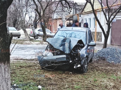Яма на дороге и беспечность стали причиной ДТП в Новочеркасске 