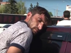 Обворовавших одинокого ветерана войны мужчин поймали на видео в Ростовской области