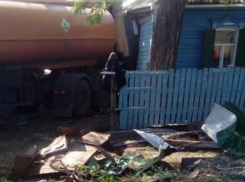 Огромный бензовоз «зашел в гости» в частный дом под Ростовом