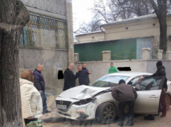 Мужчина получил травмы в ДТП с автобусом и иномаркой на перекрестке в Ростове