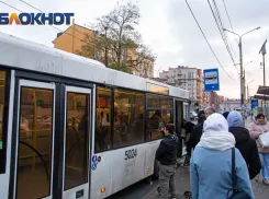 В Ростове женщина упала в автобусе и получила травмы 