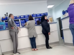 Попытка разъяренной жительницы Ростова со скандалом забрать посылку в отделении «Почты России» попала на видео