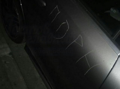 Оскорбительное слово нацарапали в Ростове на иномарке облитой зеленой краской девушки