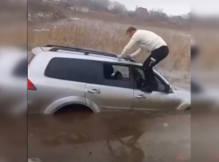 В Ростовской области водитель иномарки после неудачного тест-драйва застрял в водоеме