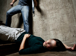 В крови и слезах уехала из дома на скорой до полусмерти избитая супругом жительница Ростова