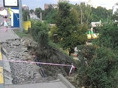 Два оползня на Стачках напоминают ростовчанам о  ливне в субботний вечер 