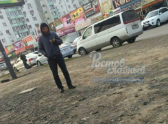 Очередной парковщик-вымогатель стал «выкачивать» деньги с молодых ростовчан