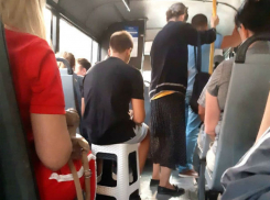 Ростовчане нашли способ с комфортом проехать в переполненной маршрутке