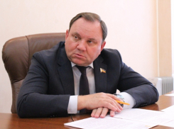 Больше известен скандалами, чем новостями с сайта госдумы депутат Виктор Дерябкин