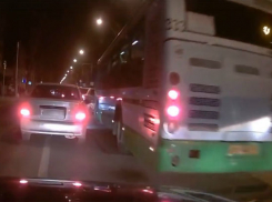 Возмущенные горожане накинулись на автора видео с массовыми нарушениями на дороге в Ростове