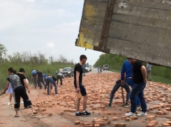 Высыпавшиеся кирпичи после ДТП с грузовиком заблокировали трассу между Ростовом и Сальском