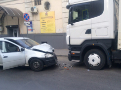 «Утренний поцелуй» Renault  и грузовика удивил горожан в центре Ростова 