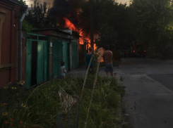 Прохожие на руках оттащили чужой автомобиль от горящего дома в частном секторе Ростова