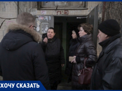 «Натуральные фашисты»: к жителям дома на Кривошлыковском пришли опечатывать квартиры