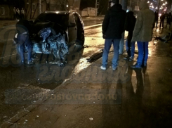 Водитель BMW на бешеной скорости врезался в многоэтажку и дорожный столб в Ростове