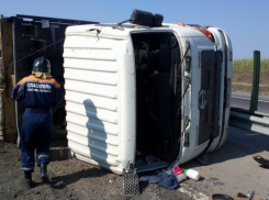 В Ростовской области на трассе М-4 «Дон» перевернулся грузовик «Ивеко»