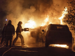 Припаркованный у обочины Lexus вспыхнул как факел и сгорел дотла в Ростове