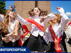 Последние звонки прозвучали в школах Ростова: ленты, фартуки и прощание со школой