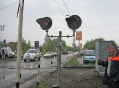 В Ростовской области товарный поезд сбил «малолитражку» на переезде 