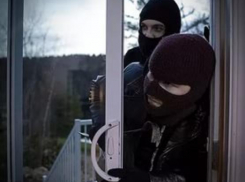 Двое в масках ограбили дом в присутствии детей на 2,5 млн рублей