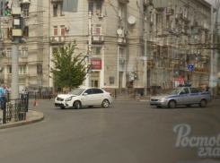 «Подкравшаяся» к перекрестку полицейская машина попала в ДТП в центре Ростова