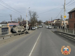 Необычное ДТП с перевертышем произошло на Горбатом мосту в Батайске