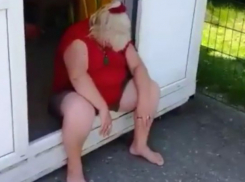 Громко храпящий хариус на пороге рыбного магазина довел до истерики покупателей в Ростове на видео