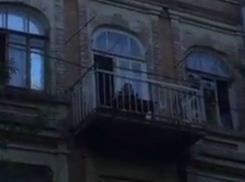 Дискотеку с  балкона жилого дома устроил для прохожих уличный диджей в центре Ростова