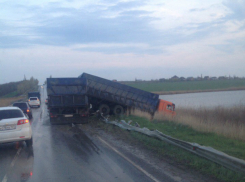 «Занырнувший» в пруд на трассе под Ростовом КамАЗ с прицепом попал на видео