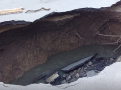 В Ростове на 32-ой Линии провалилась дорога