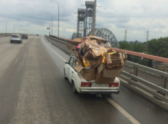 Облаченный в картонный «панцирь» уличный «авто-санитар» вызвал уважение у жителей Ростова