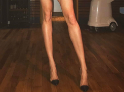 Обнаженные ноги невероятной длины показала в ростовском ресторане эффектная брюнетка 