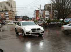 Наглый автохам с «блатными» номерами спровоцировал гигантскую пробку в Ростове-на-Дону