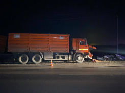 Во время обгона легковушка столкнулась с КАМАЗом в Ростовской области