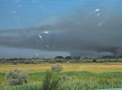 Причиной пожара в Азовском районе мог стать военный вертолет, экстренно приземлившийся в поле 