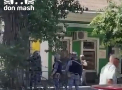 В центре Таганрога пьяный мужчина устроил стрельбу по полицейским и прохожим 