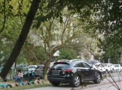 Припарковавшаяся на тротуаре элитная автохамка вынудила детей бросаться под колеса машин в Ростове