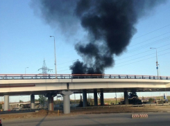 Черный густой дым от горящей эстакады испугал жителей Ростова