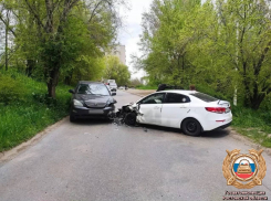 В Ростове трое молодых людей пострадали в ДТП на Волкова