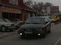 Дерзкий водитель черной иномарки протаранил три автомобиля в Ростове и попал на видео 