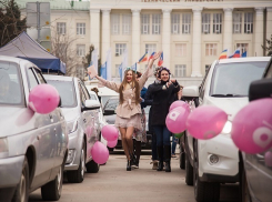 Впервые «хорошие девочки» устроили розовый автопробег по центру Ростова