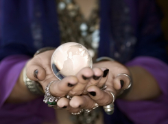 В Ростове осудят лжегадалку, обманувшую клиентов на 1,3 млн рублей 