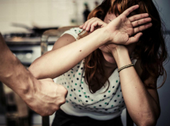 Скандальный мужчина избил свою жену кулаками по лицу до потери сознания в Ростове