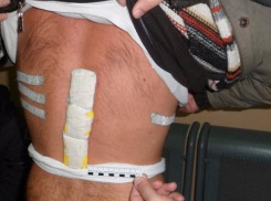 В Ростовской области два иностранца пытались провезти амфетамин, приклеив его скотчем к телу