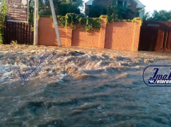 Прорыв «плотины» затопил улицу Каскадную в Ростове