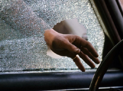 Дерзкий парень похитил золото женщины из машины в Ростовской области