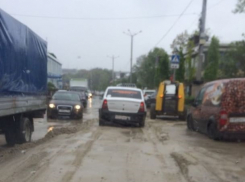 Коварная песчаная ловушка для автомобилей образовалась на набережной Ростова