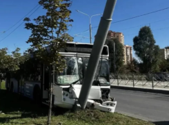 В АТП «Янтарь 1» прокомментировали ДТП с автобусом №67 в Ростове после ухудшения состояния водителя