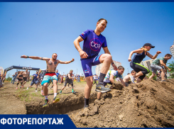 Бег по пересеченной местности, копья и канаты: в Ростове прошла гонка с препятствиями «Казаки»